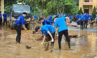  Sửa chữa ti vi, nồi cơm điện cho bà con vùng lũ 