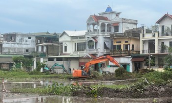  Hàng trăm đinh vít &apos;bẫy&apos; người tham gia giao thông trên đường tránh Quốc lộ 2 