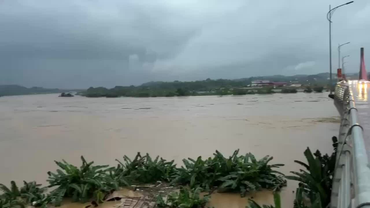 Cấm hàng loạt cầu vì lo lũ kéo sập 