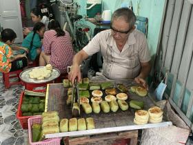 Tiệm chuối nếp nướng trong hẻm mà chủ tiệm cũng không biết sao lại đông thế  第2张