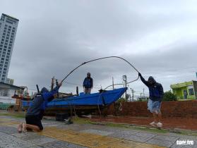 Lo bão đổ bộ, ngư dân Đà Nẵng thuê xe cẩu hối hả chở thuyền đi tránh  第6张