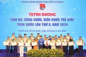  Tuyên dương 85 tấm gương chuẩn mực về thực thi văn hóa, đạo đức công vụ 第6张