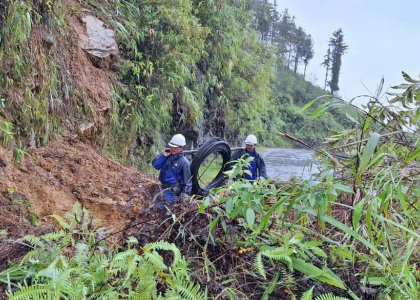  Gian nan vượt ngàn lên non “nối sóng” thông tin, hỗ trợ người dân vùng lũ 