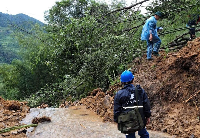  Gian nan vượt ngàn lên non “nối sóng” thông tin, hỗ trợ người dân vùng lũ 