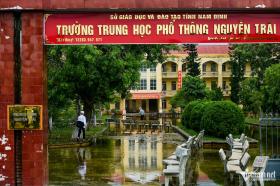 Trường học bị ngập lụt, thầy trò ở Nam Định bắc “cầu” để vào lớp