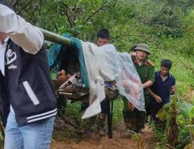 Hai người đàn ông trẻ được khiêng cáng đi bộ 15km để vào viện cấp cứu