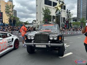 Rolls-Royce độ bánh gai nhọn duy nhất Gumball 3000 xuất hiện trên phố Nguyễn Huệ