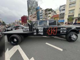 Rolls-Royce độ bánh gai nhọn duy nhất Gumball 3000 xuất hiện trên phố Nguyễn Huệ