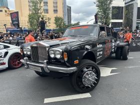 Rolls-Royce độ bánh gai nhọn duy nhất Gumball 3000 xuất hiện trên phố Nguyễn Huệ