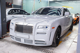 Rolls-Royce độ bánh gai nhọn duy nhất Gumball 3000 xuất hiện trên phố Nguyễn Huệ