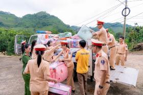  CSGT Hà Nội tặng hàng trăm phần quà cho học sinh vùng cao bị cô lập sau bão lũ 第5张