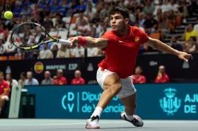 Carlos Alcaraz giúp Tây Ban Nha tiến vào tứ kết Davis Cup