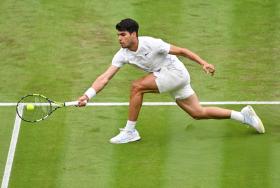 Alcaraz thắng nhanh, Sinner tiếp tục vất vả tại Wimbledon