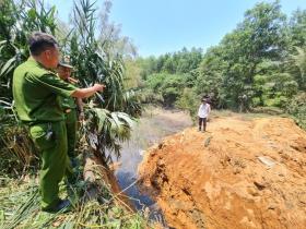  Bắt quả tang thủ phạm gây ô nhiễm nguồn nước nhiều xã ở Quảng Trị 第4张