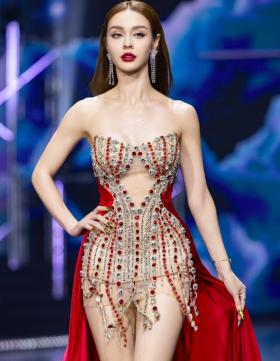 MLee trình diễn bikini &quot;vượt mặt&quot; Kỳ Duyên trước chung kết Miss Universe Vietnam 2024