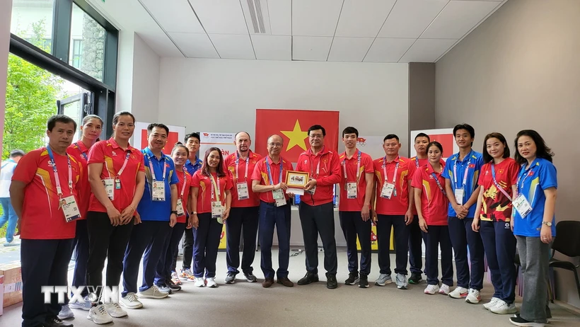  Olympic 2024: Đại sứ Việt Nam tại Pháp thăm hỏi Đoàn Thể thao Việt Nam 