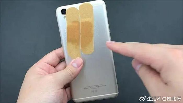 Người Trung Quốc chườm đá chống 'say nắng' cho smartphone 