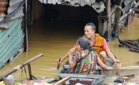 Nước sông Hồng lên cao, người dân bãi giữa xót xa ngâm mình trục vớt từng con gà, buồng chuối  第2张