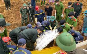 Mưa lớn, dân chạy khỏi nhà tránh sạt lở, trời tạnh lại về và sống trong sợ hãi  第2张