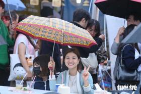 Người Hàn ăn phở trong mưa nhẹ ở lễ hội Vietnam Phở Festival  第5张