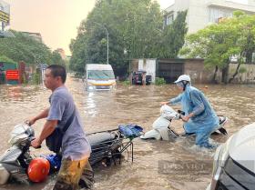 Hà Nội: Đường ngập sâu sau mưa lớn, ô tô chết máy, xe máy phá nát dải phân cách tìm đường “thoát thân”