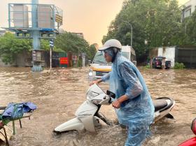 Hà Nội: Đường ngập sâu sau mưa lớn, ô tô chết máy, xe máy phá nát dải phân cách tìm đường “thoát thân”