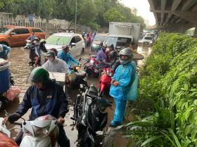 Hà Nội: Đường ngập sâu sau mưa lớn, ô tô chết máy, xe máy phá nát dải phân cách tìm đường “thoát thân”