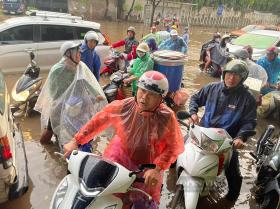 Hà Nội: Đường ngập sâu sau mưa lớn, ô tô chết máy, xe máy phá nát dải phân cách tìm đường “thoát thân”