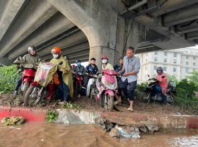 Hà Nội: Đường ngập sâu sau mưa lớn, ô tô chết máy, xe máy phá nát dải phân cách tìm đường “thoát thân”