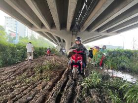 Hà Nội: Đường ngập sâu sau mưa lớn, ô tô chết máy, xe máy phá nát dải phân cách tìm đường “thoát thân”