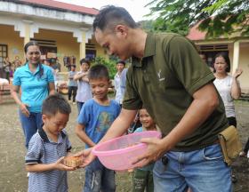 Vượt lũ mang Trung thu cho trẻ  第5张