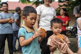 Vượt lũ mang Trung thu cho trẻ  第8张