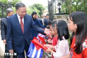 Tổng Bí thư, Chủ tịch nước thăm Đại sứ quán và cộng đồng người Việt Nam tại Cuba