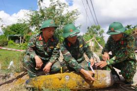 Di dời quả bom tạ trong khu dân cư đông đúc, cách nhà chỉ 10m  第1张