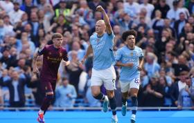 Haaland lập hat-trick, Man City vươn lên đầu bảng xếp hạng