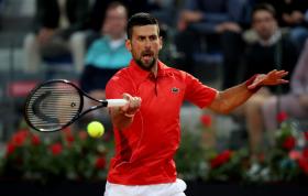 Djokovic gục xuống sân do bị chai rơi trúng đầu