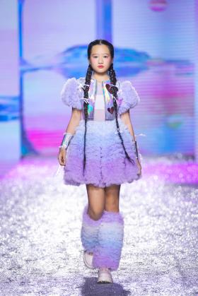 Cô bé 11 tuổi trở thành tâm điểm trên sàn catwalk