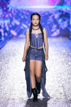 Cô bé 11 tuổi trở thành tâm điểm trên sàn catwalk