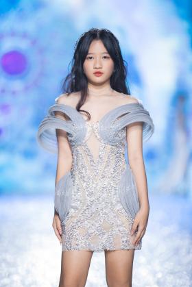 Cô bé 11 tuổi trở thành tâm điểm trên sàn catwalk