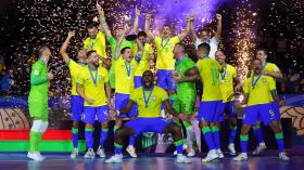 Hạ Argentina, Brazil phá kỷ lục vô địch futsal World Cup 