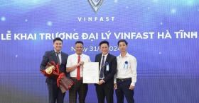 Nhiều nhà phân phối xe xăng chuyển bán ô tô điện VinFast