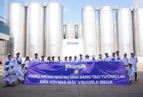  Học sinh thích thú khám phá trang trại, nhà máy &apos;xanh&apos; sản xuất ra hộp sữa Vinamilk 